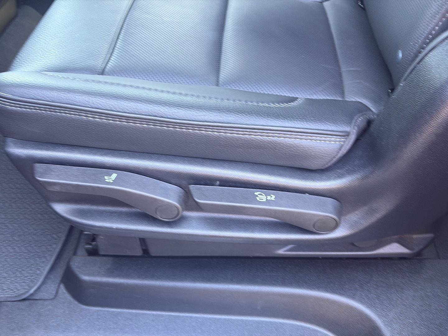 Used 2025 GMC Yukon XL Denali AWD/4WD image 40