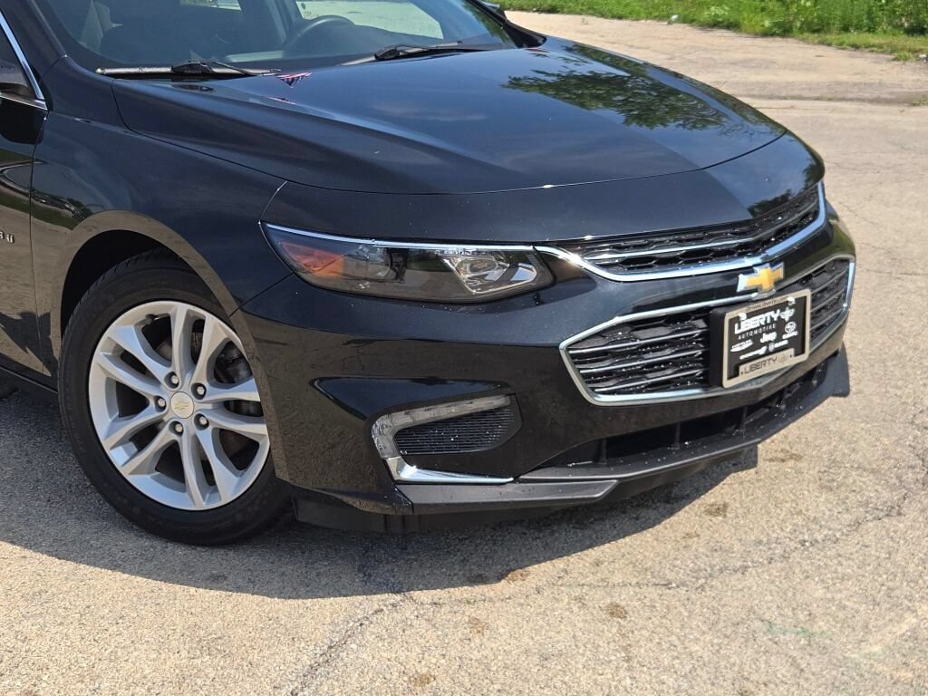 Used 2017 Chevrolet Malibu LT FWD image 2