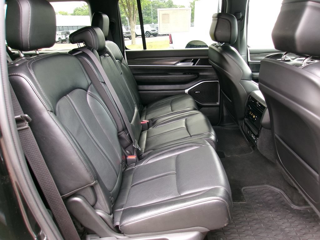Certified 2024 Jeep Wagoneer L Series II w/ Flexible Seating Group AWD/4WD image 10