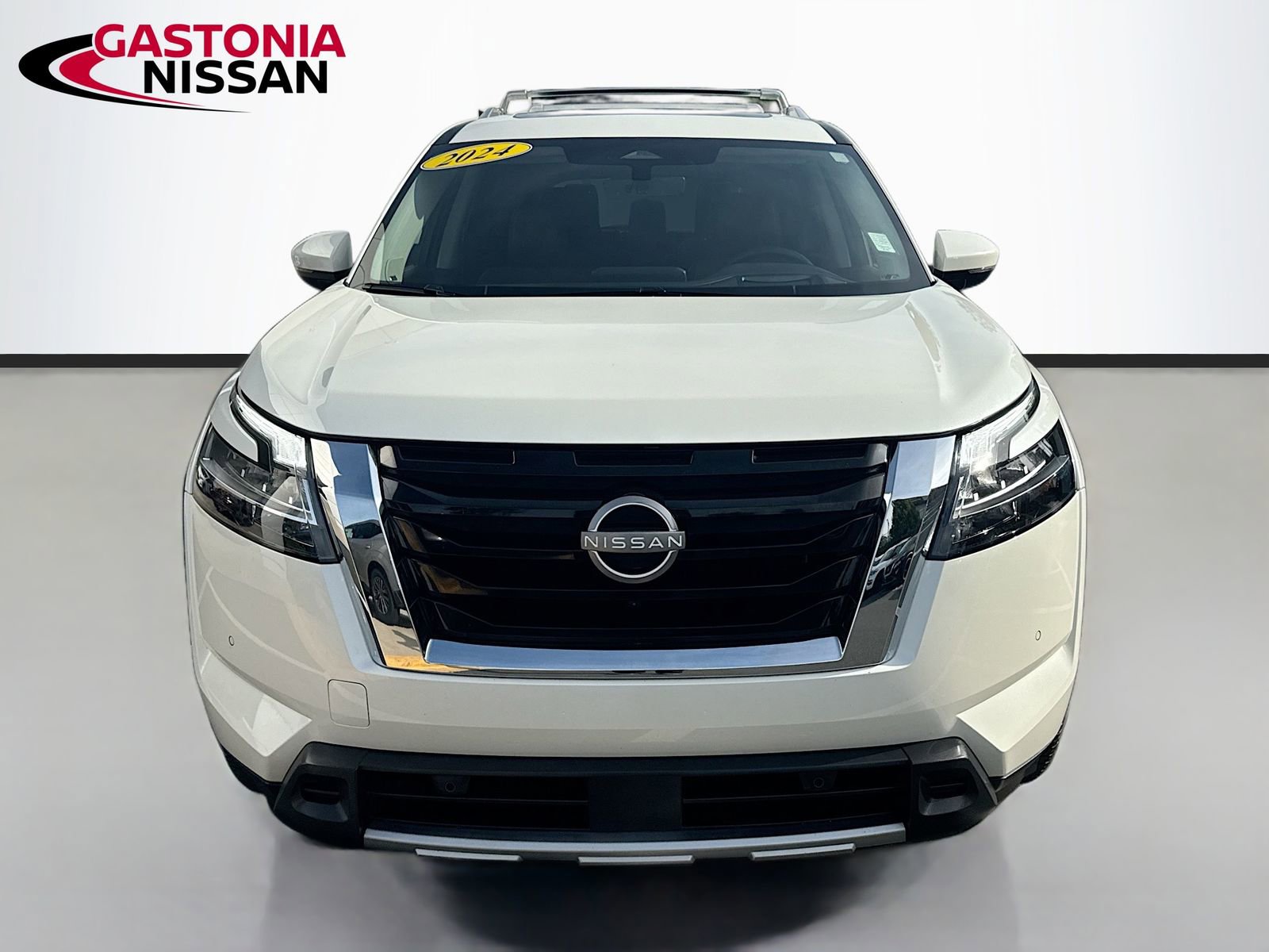 Used 2024 Nissan Pathfinder Platinum image 2