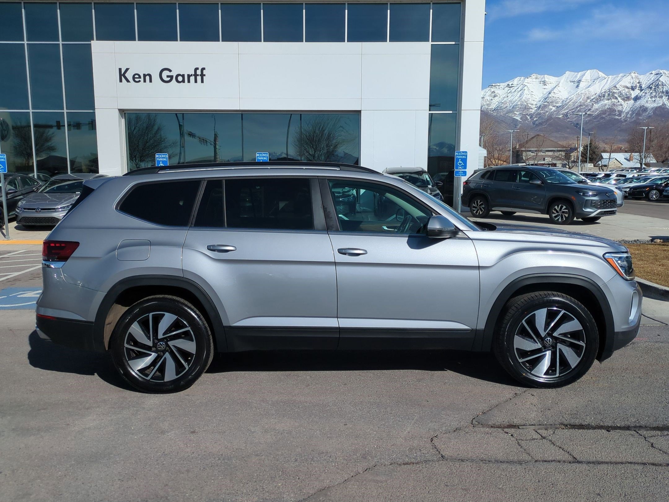 Used 2024 Volkswagen Atlas SE image 2