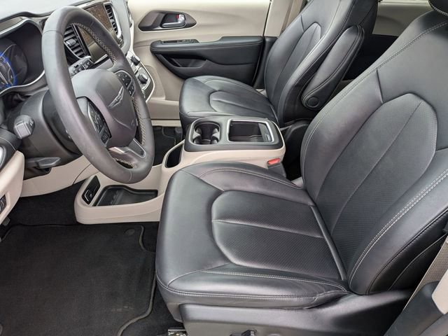 Used 2024 Chrysler Pacifica Touring-L image 12