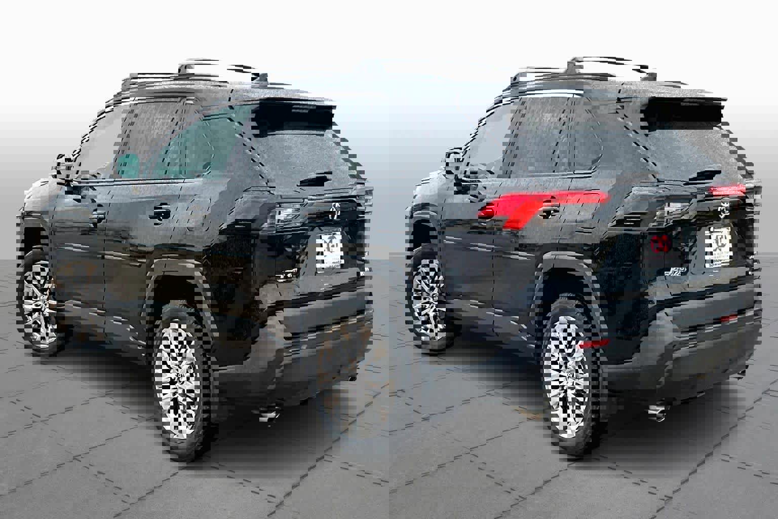 Used 2021 Toyota RAV4 XLE Premium image 12