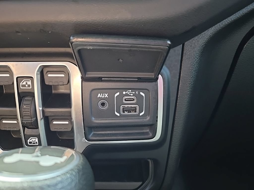 Used 2024 Jeep Wrangler Unlimited Sahara AWD/4WD image 30