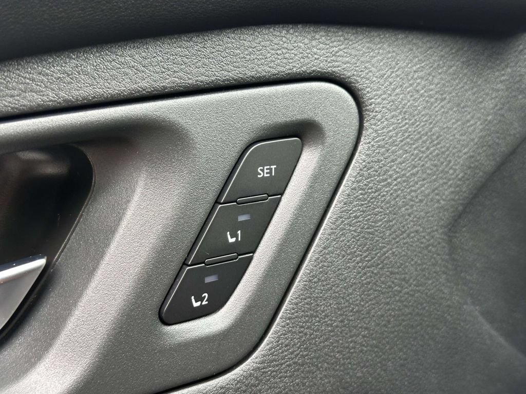 Used 2024 Nissan Ariya AWD image 33