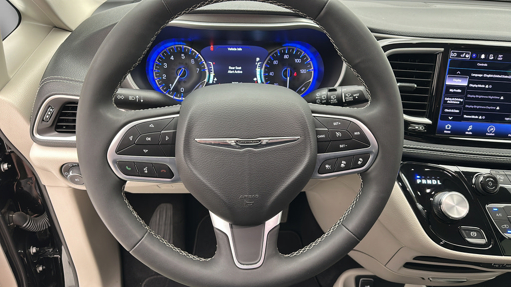 Used 2023 Chrysler Pacifica Touring-L AWD/4WD image 15