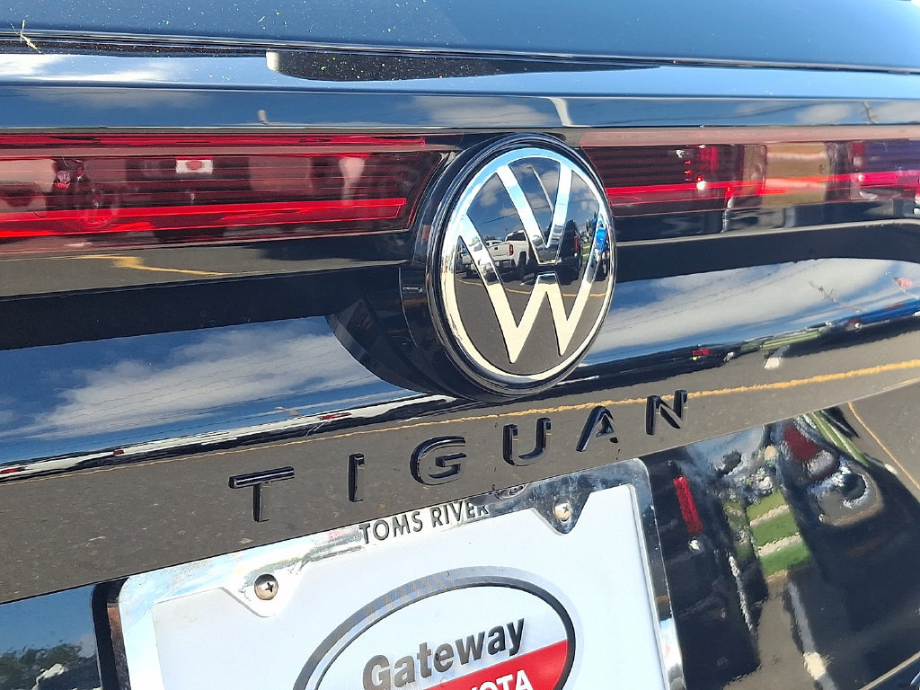 Used 2025 Volkswagen Tiguan SE R-Line AWD/4WD image 30