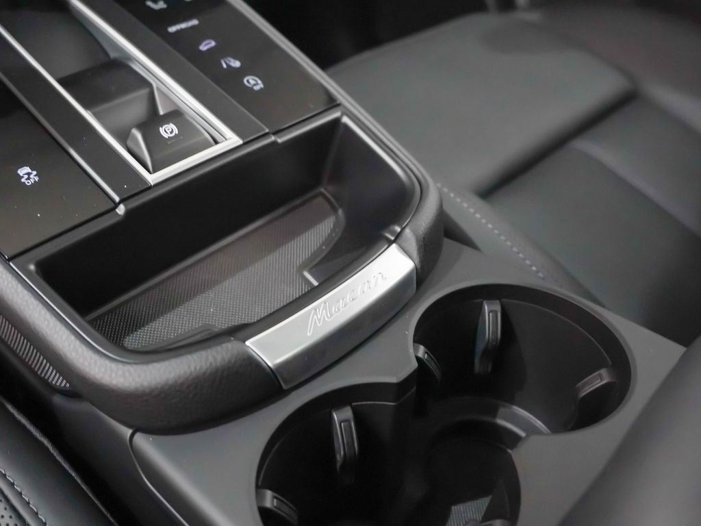 Used 2026 Porsche Macan AWD/4WD image 33