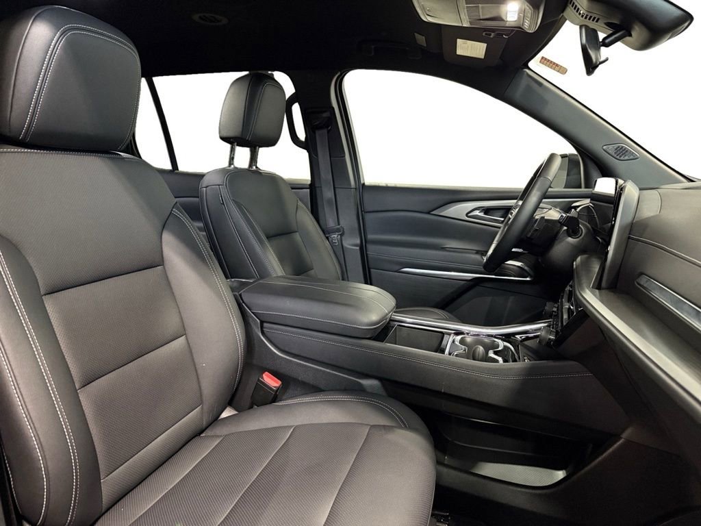 Used 2025 Chevrolet Traverse LT w/ Enhanced Driving Package AWD/4WD image 12
