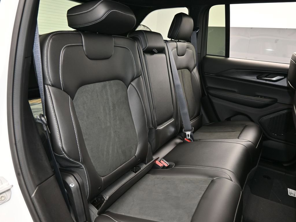 Used 2025 Jeep Grand Cherokee Altitude image 34