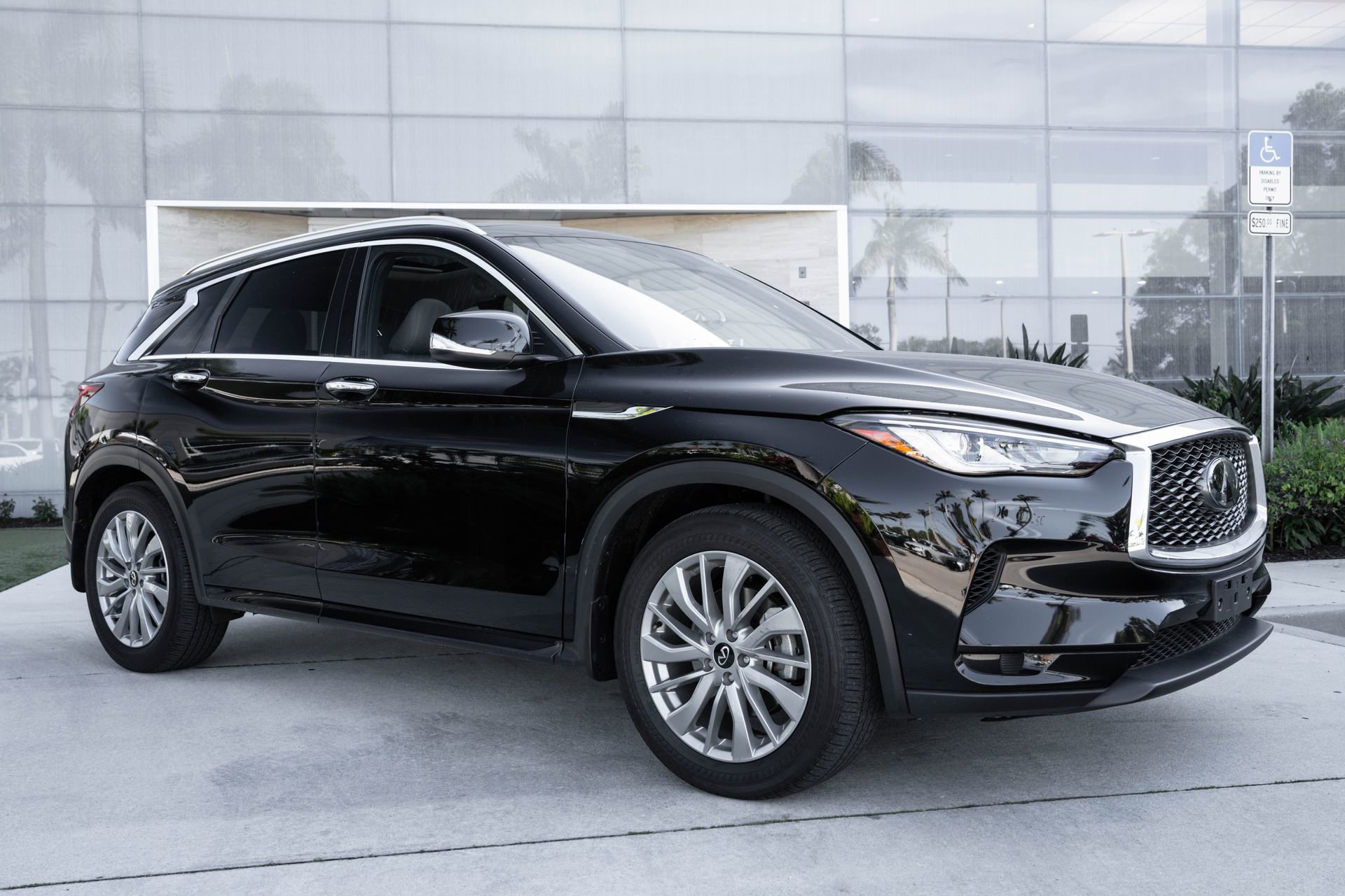 Certified 2023 INFINITI QX50 Luxe AWD/4WD image 2