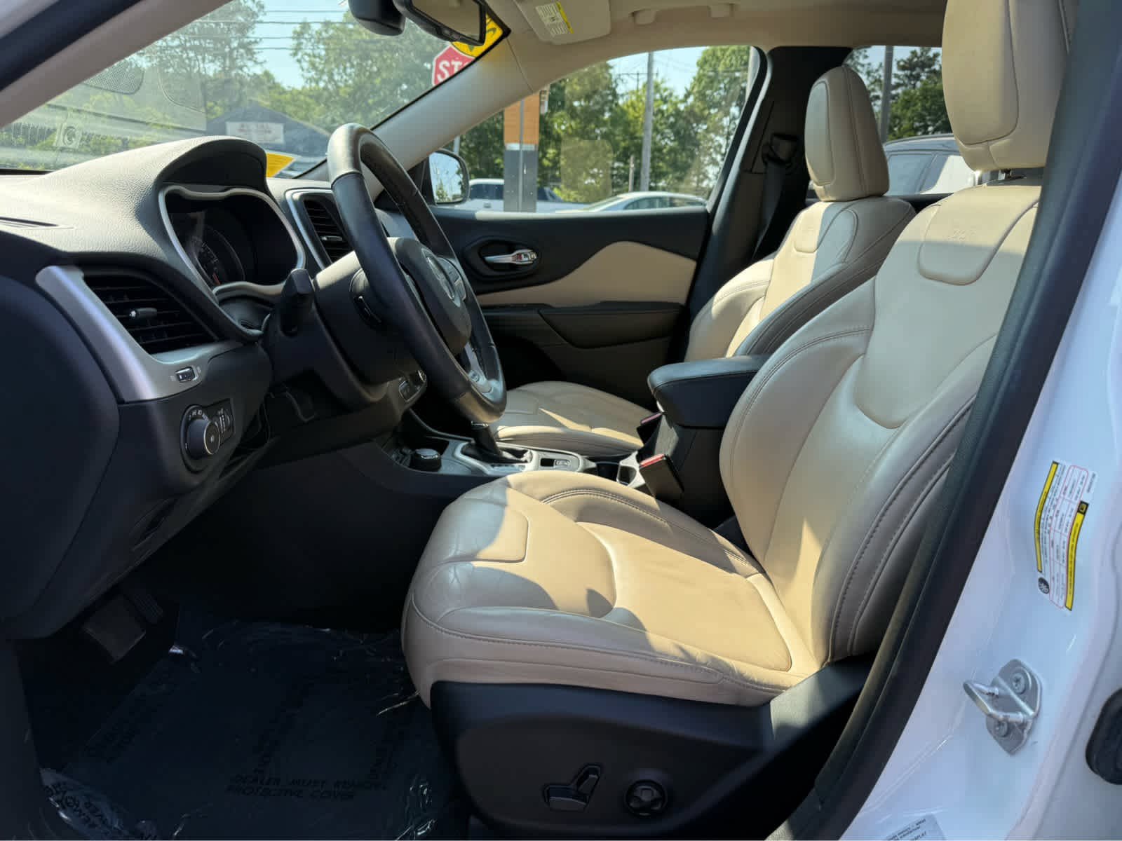 Used 2016 Jeep Cherokee Limited AWD/4WD image 11
