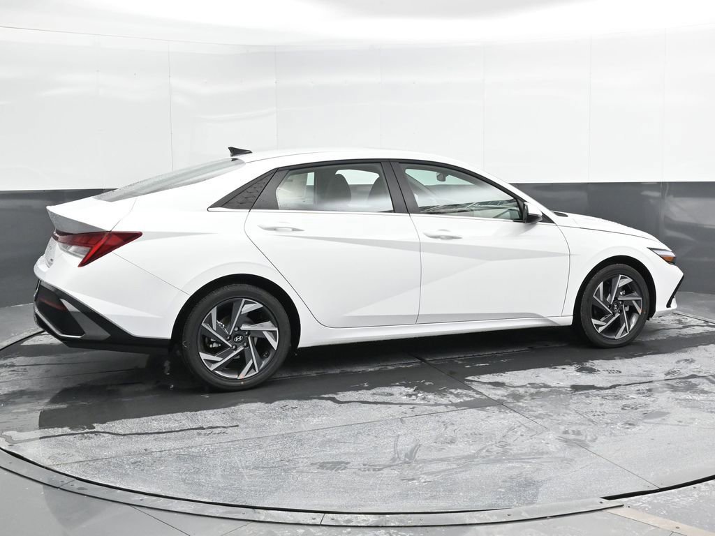 Used 2025 Hyundai Elantra Limited FWD image 3