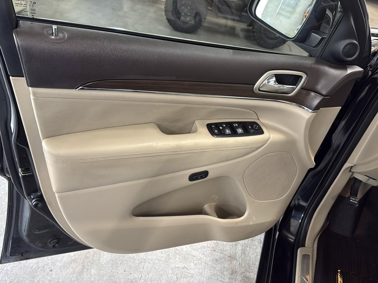 Used 2015 Jeep Grand Cherokee Overland AWD/4WD image 39
