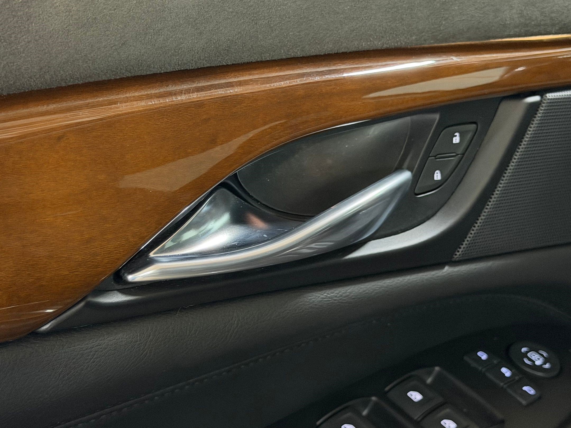 Used 2019 Cadillac Escalade Premium Luxury AWD/4WD image 23