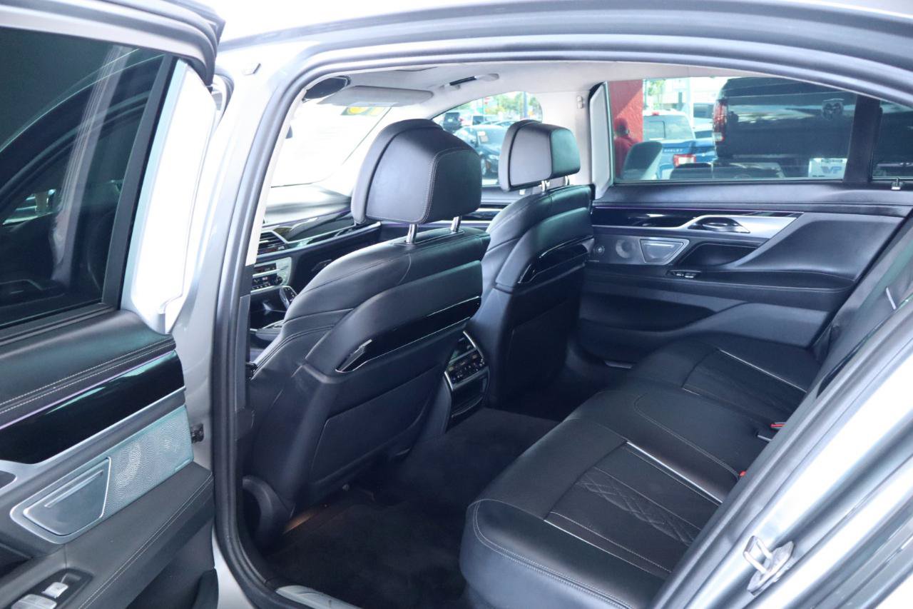 Used 2018 BMW 750i RWD image 31