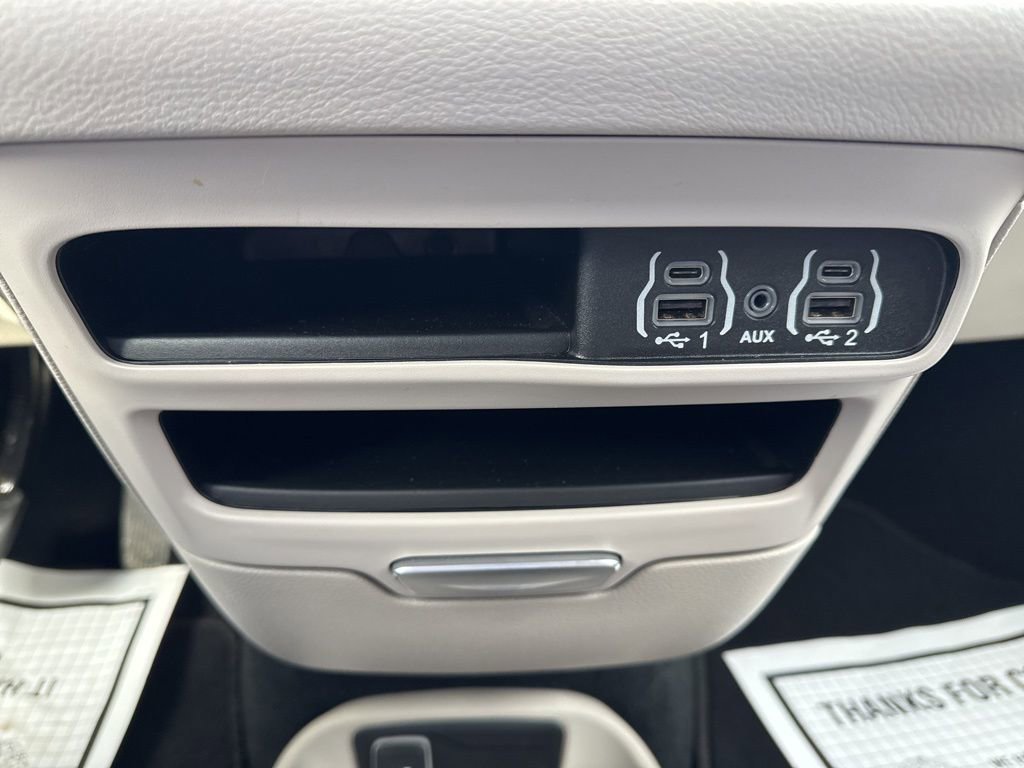Used 2024 Chrysler Pacifica Touring-L image 26