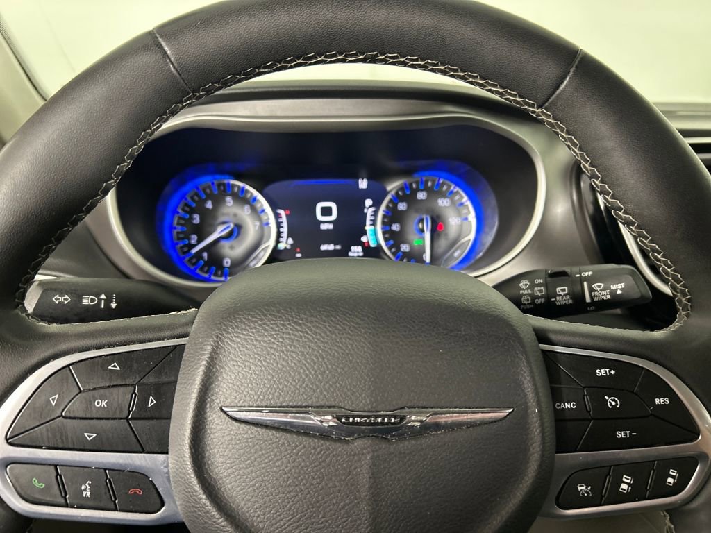 Used 2023 Chrysler Pacifica Touring-L FWD image 13