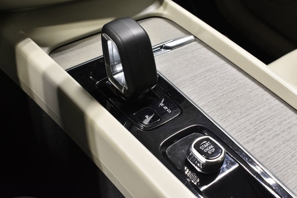 Used 2023 Volvo XC60 B5 Plus image 25