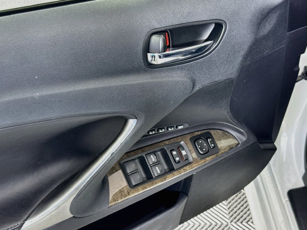 Used 2014 Lexus IS 250C w/ Luxury Package RWD image 18