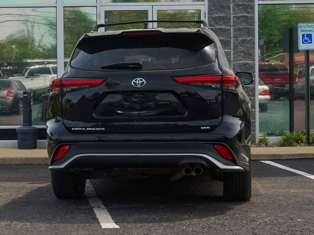 Used 2021 Toyota Highlander XSE FWD image 3