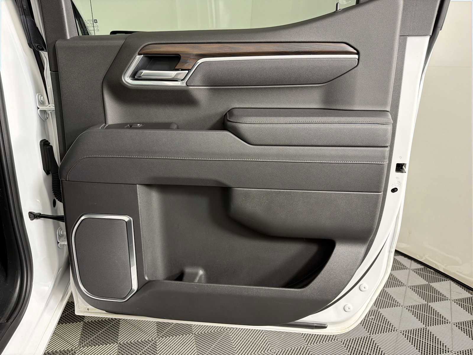 Used 2025 GMC Sierra 1500 SLT image 12