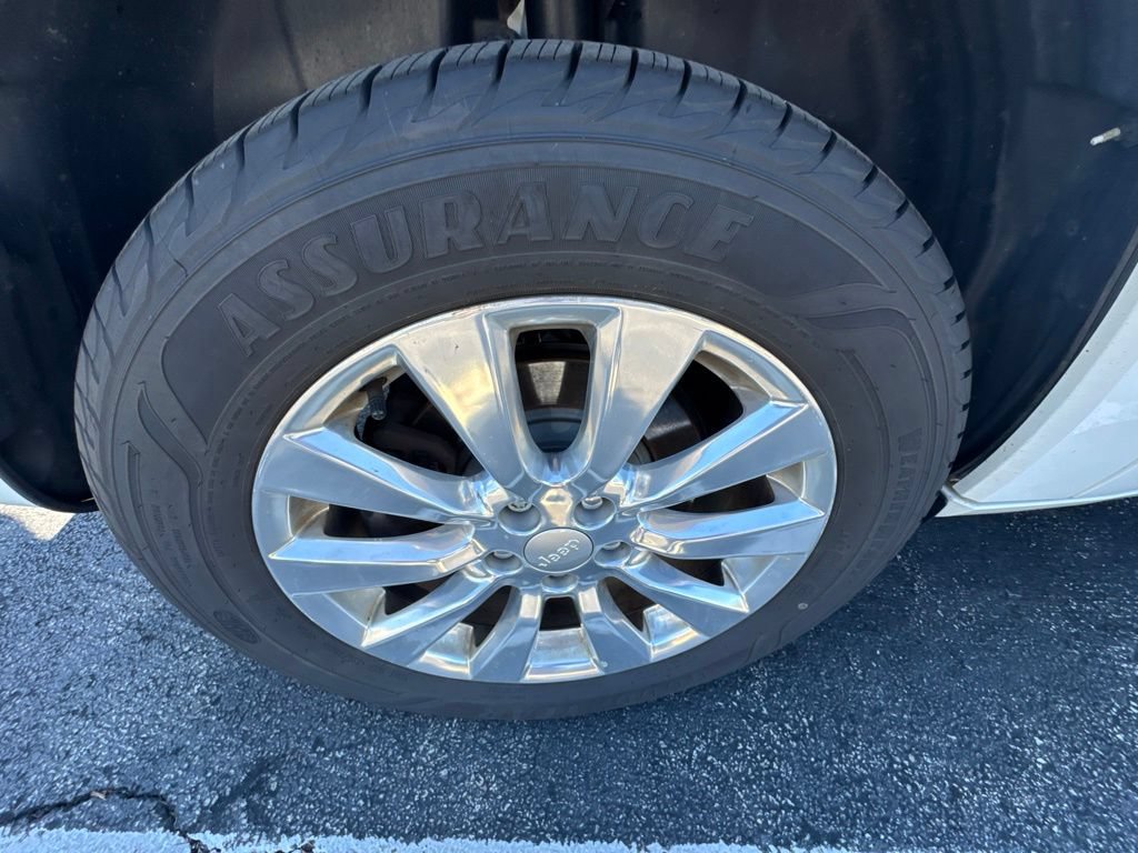 Used 2018 Jeep Cherokee Overland AWD/4WD image 19