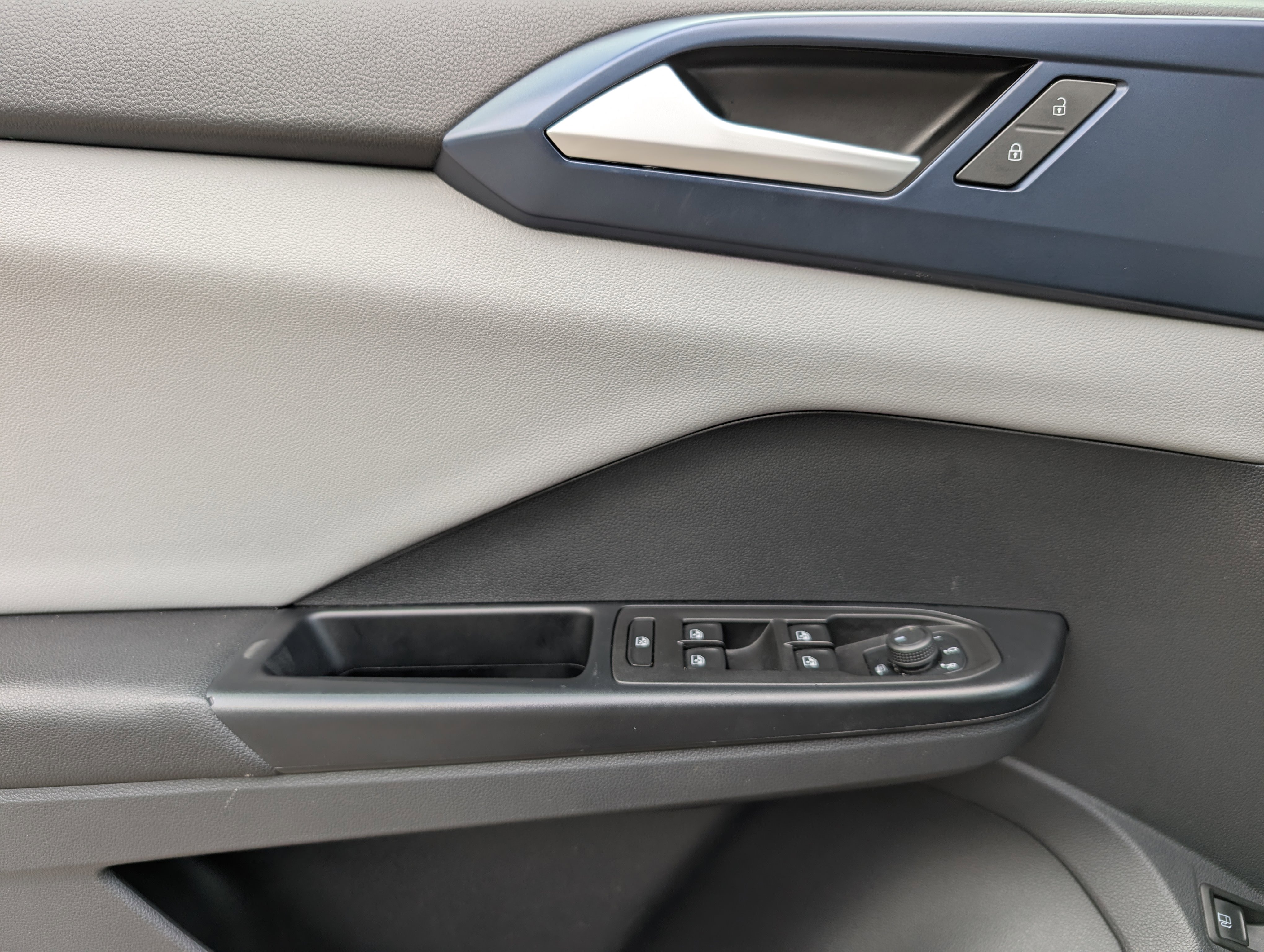 Used 2023 Volkswagen Taos SE w/ Black Wheel Package image 15