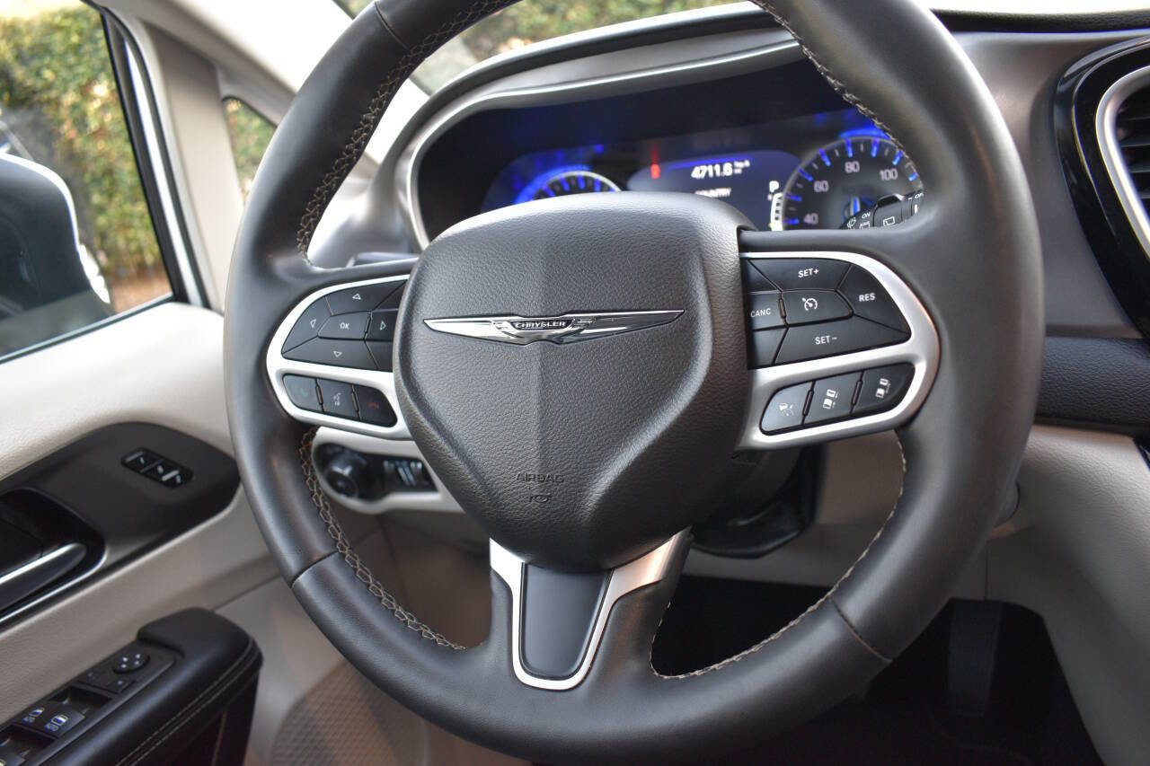 Used 2023 Chrysler Pacifica Touring-L image 27