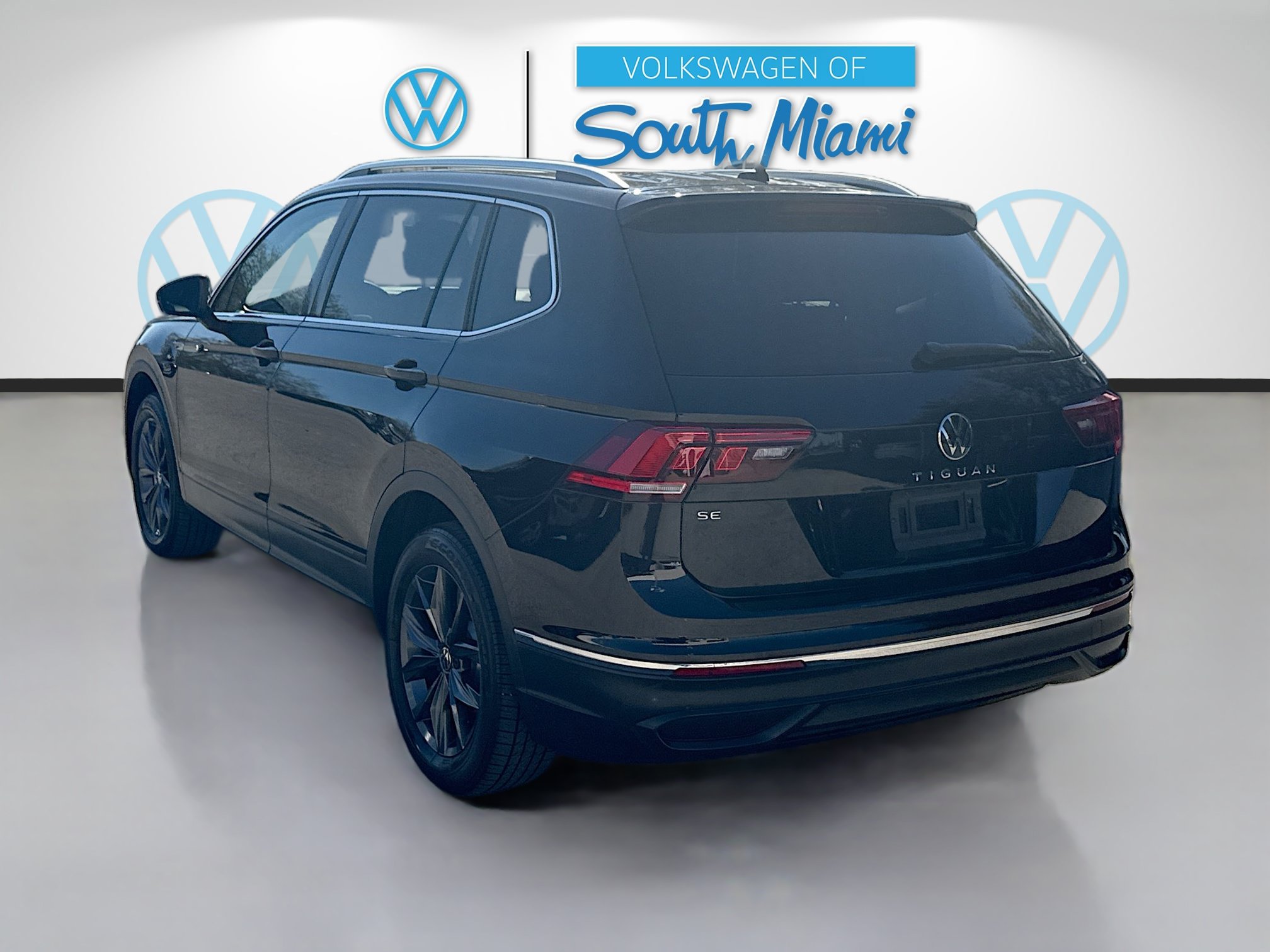 Used 2023 Volkswagen Tiguan SE w/ Panoramic Sunroof Package FWD image 5