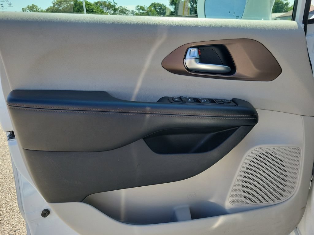 Used 2019 Chrysler Pacifica Touring-L FWD image 17