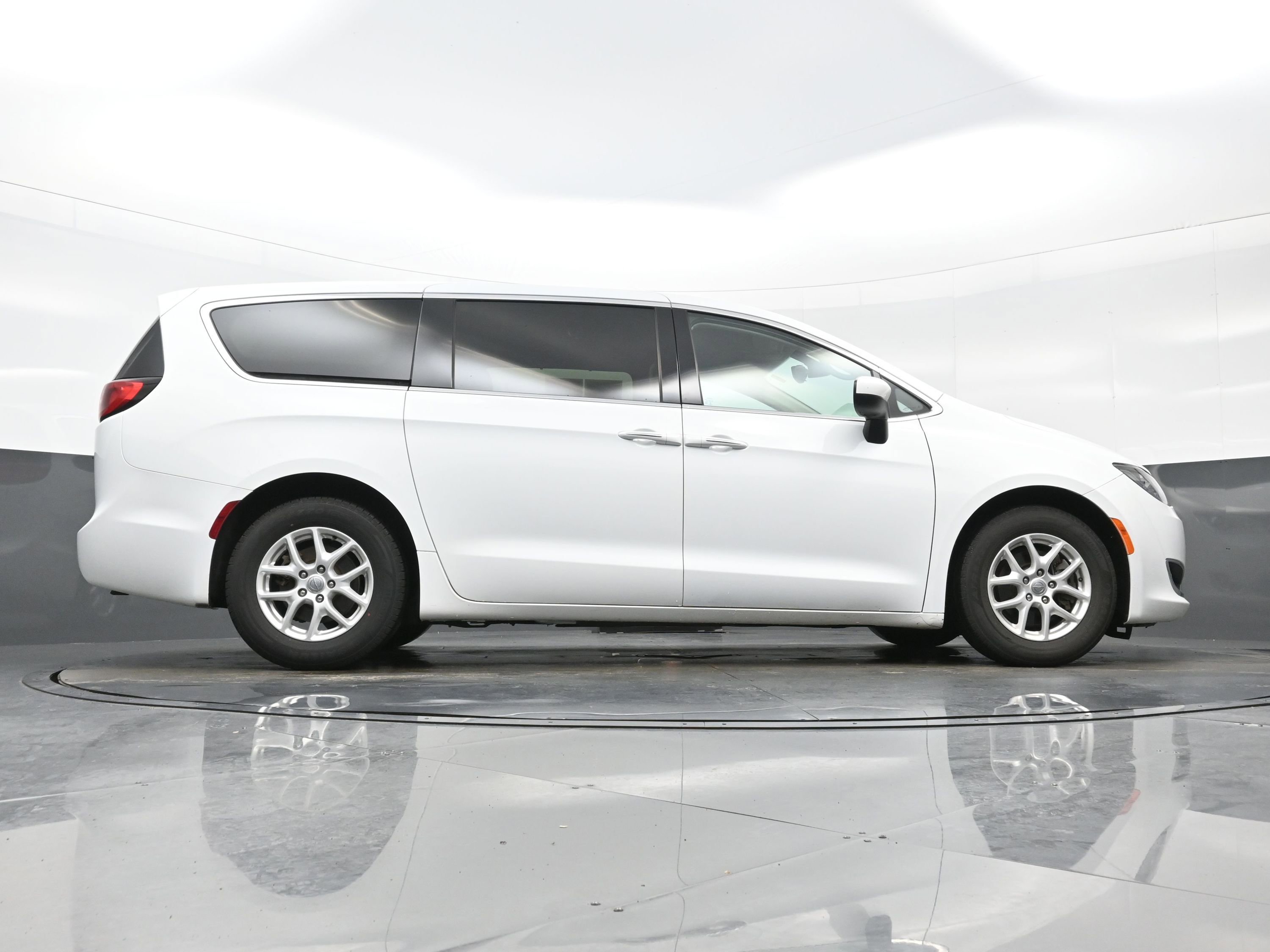 Used 2017 Chrysler Pacifica Touring Plus image 32