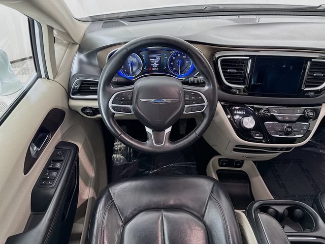Used 2017 Chrysler Pacifica Touring-L FWD image 21