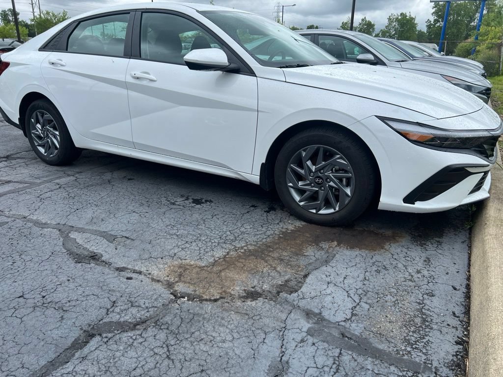 Used 2024 Hyundai Elantra Blue FWD image 14