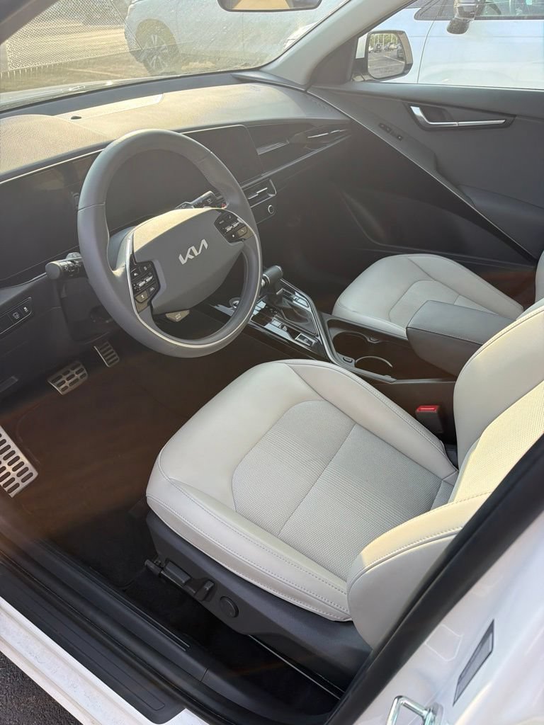 Used 2025 Kia Niro EX Touring FWD image 2
