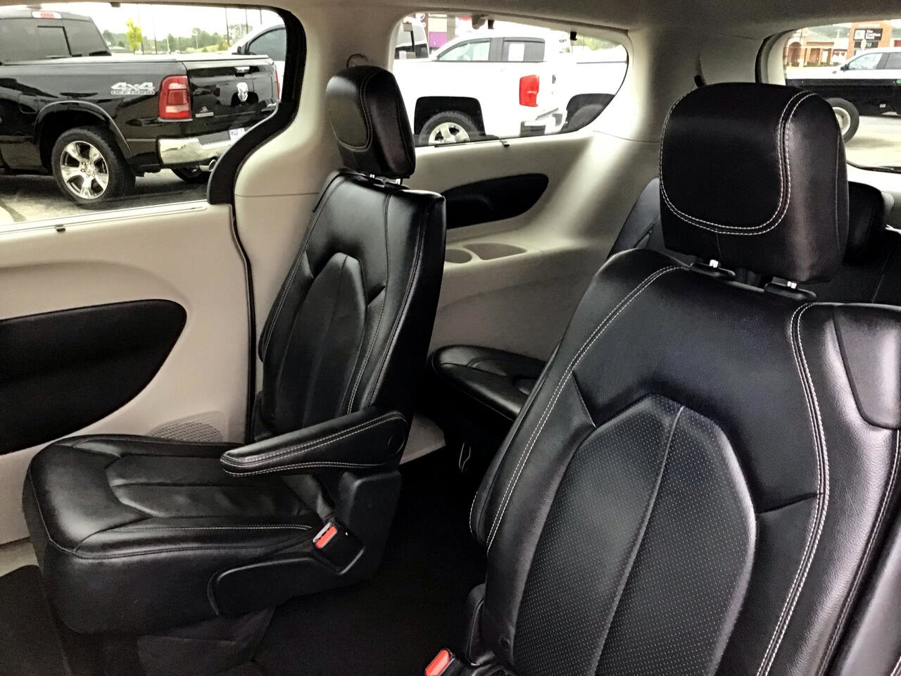 Used 2022 Chrysler Pacifica Touring-L image 28