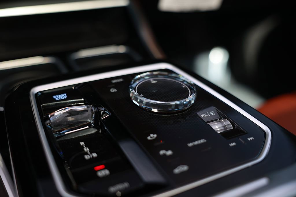 Used 2025 BMW i7 M70 w/ Executive Package image 30