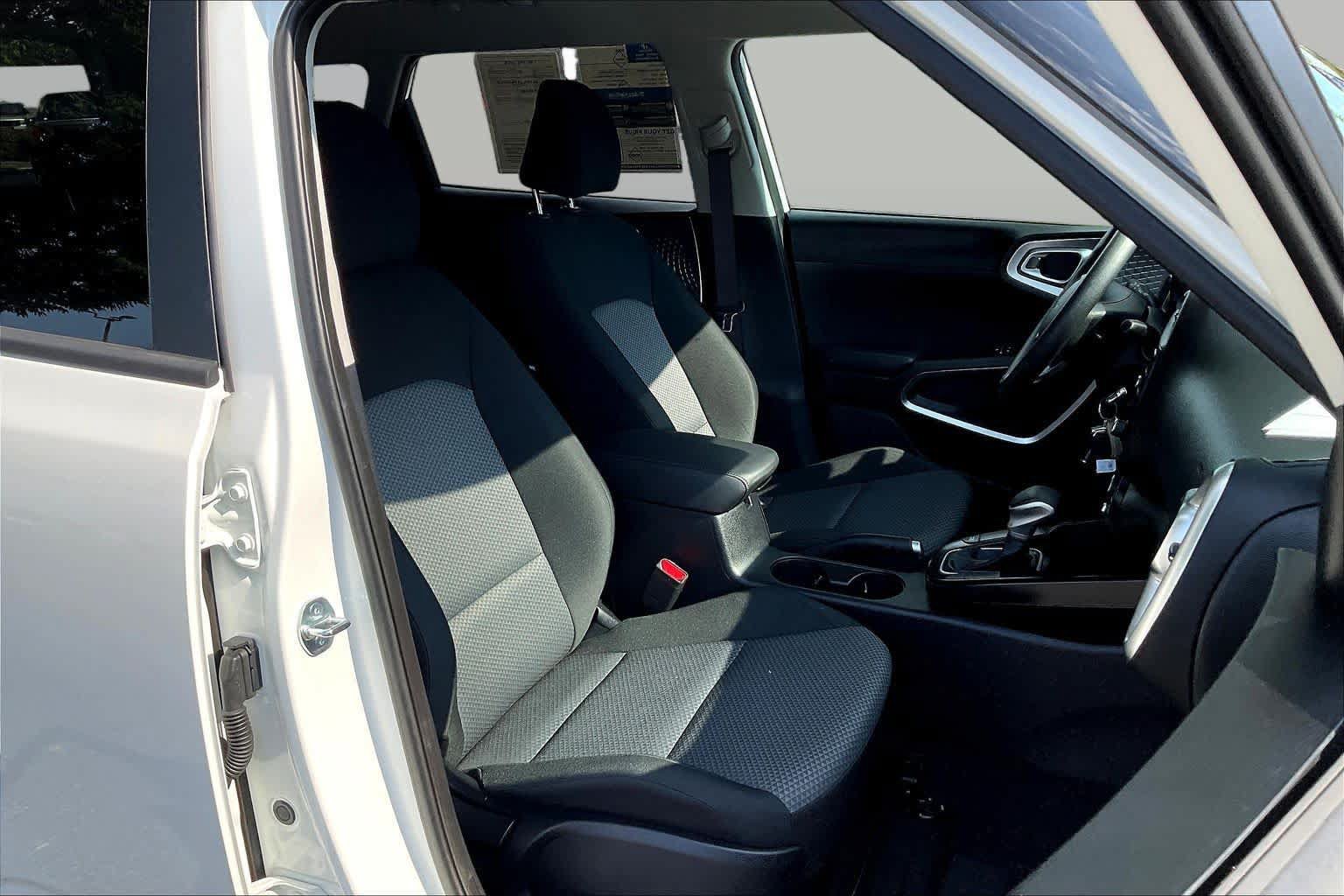 Used 2025 Kia Soul LX w/ LX Technology Package FWD image 9