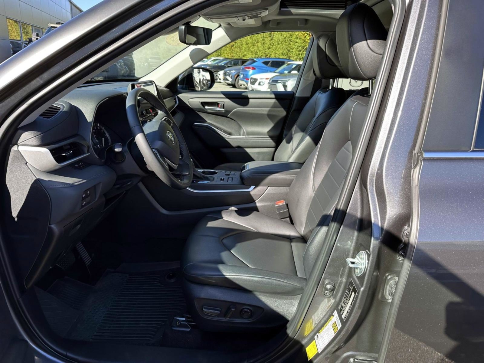 Used 2024 Toyota Highlander XLE AWD/4WD image 11