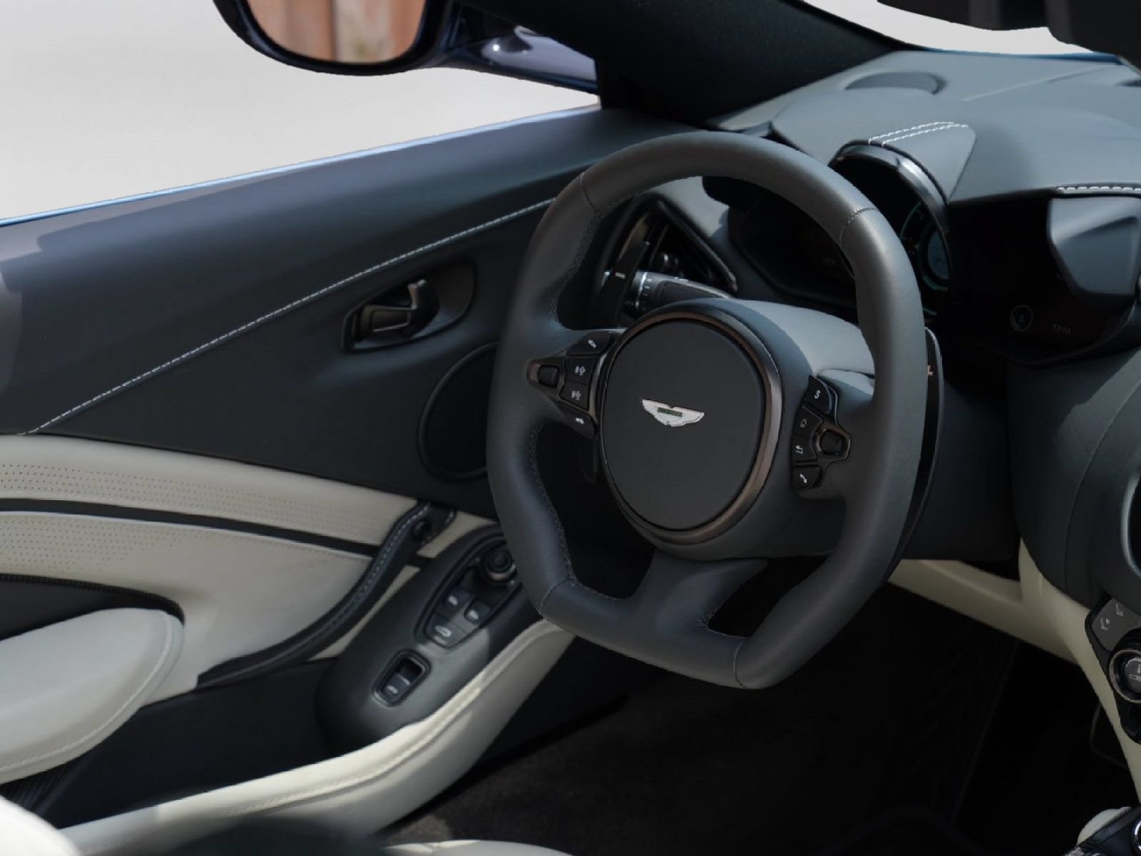 Used 2023 Aston Martin V8 Vantage Roadster RWD image 28