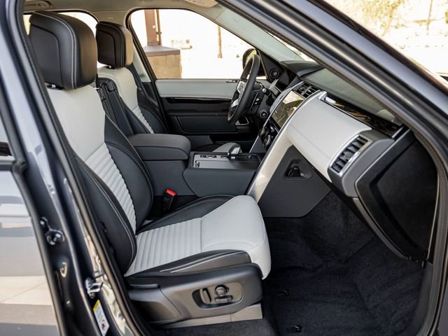 Used 2025 Land Rover Discovery S image 27