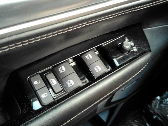Used 2025 Jeep Wagoneer L Series II AWD/4WD image 38
