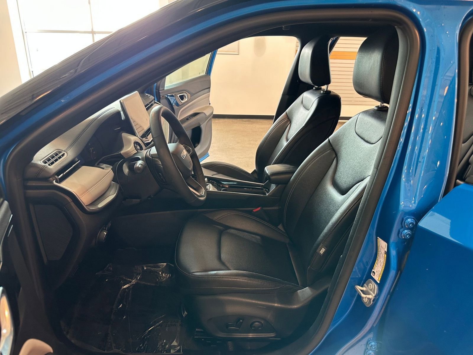 Used 2025 Jeep Compass Limited image 27