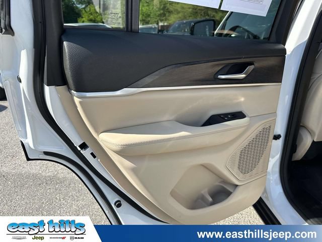 Used 2023 Jeep Grand Cherokee Limited AWD/4WD image 19