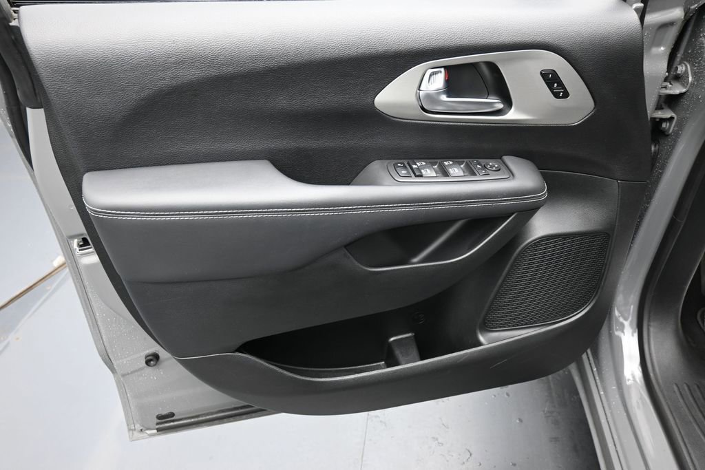 Used 2023 Chrysler Pacifica Limited w/ S Appearance Package AWD/4WD image 9