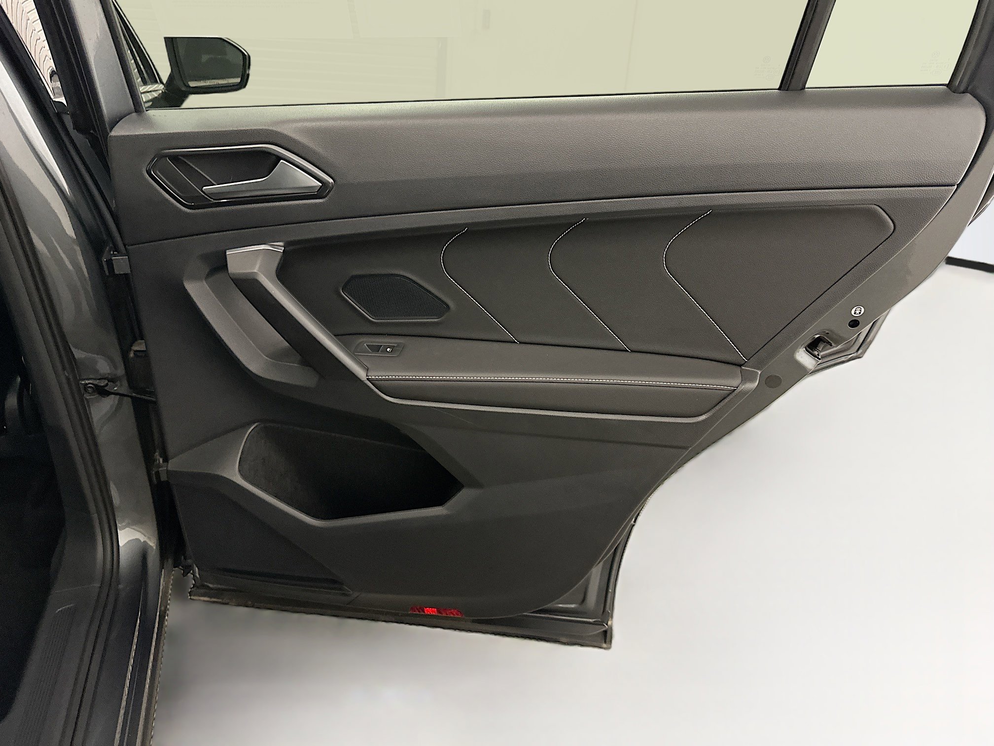 Used 2022 Volkswagen Tiguan SE image 32