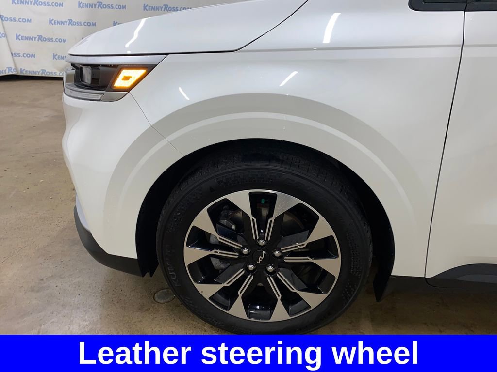 Used 2023 Kia Carnival EX FWD image 17