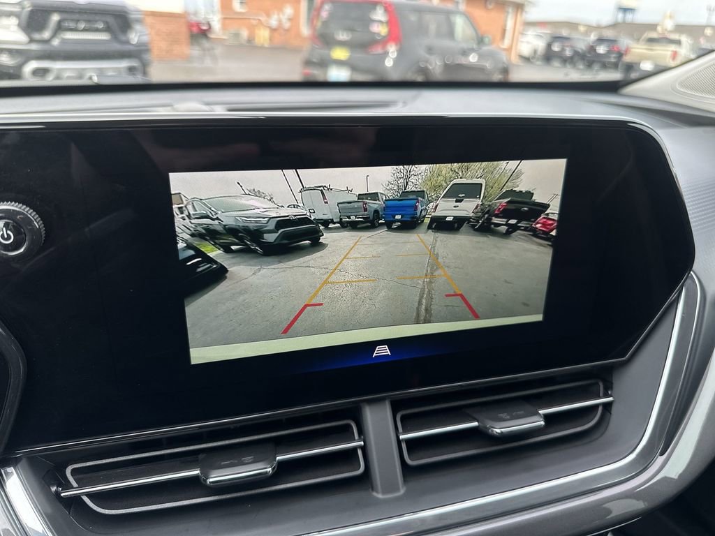 Used 2025 Chevrolet Trax ACTIV w/ Sunroof Package FWD image 17