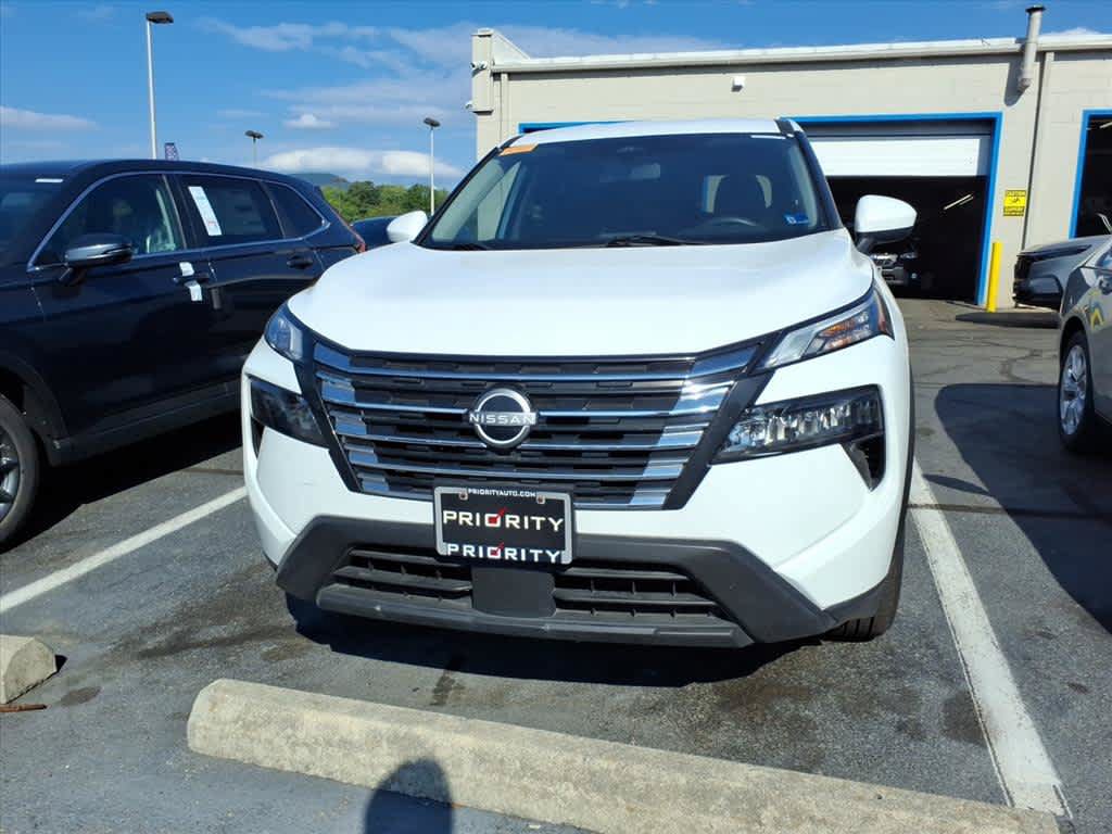 Used 2024 Nissan Rogue SV AWD/4WD image 4