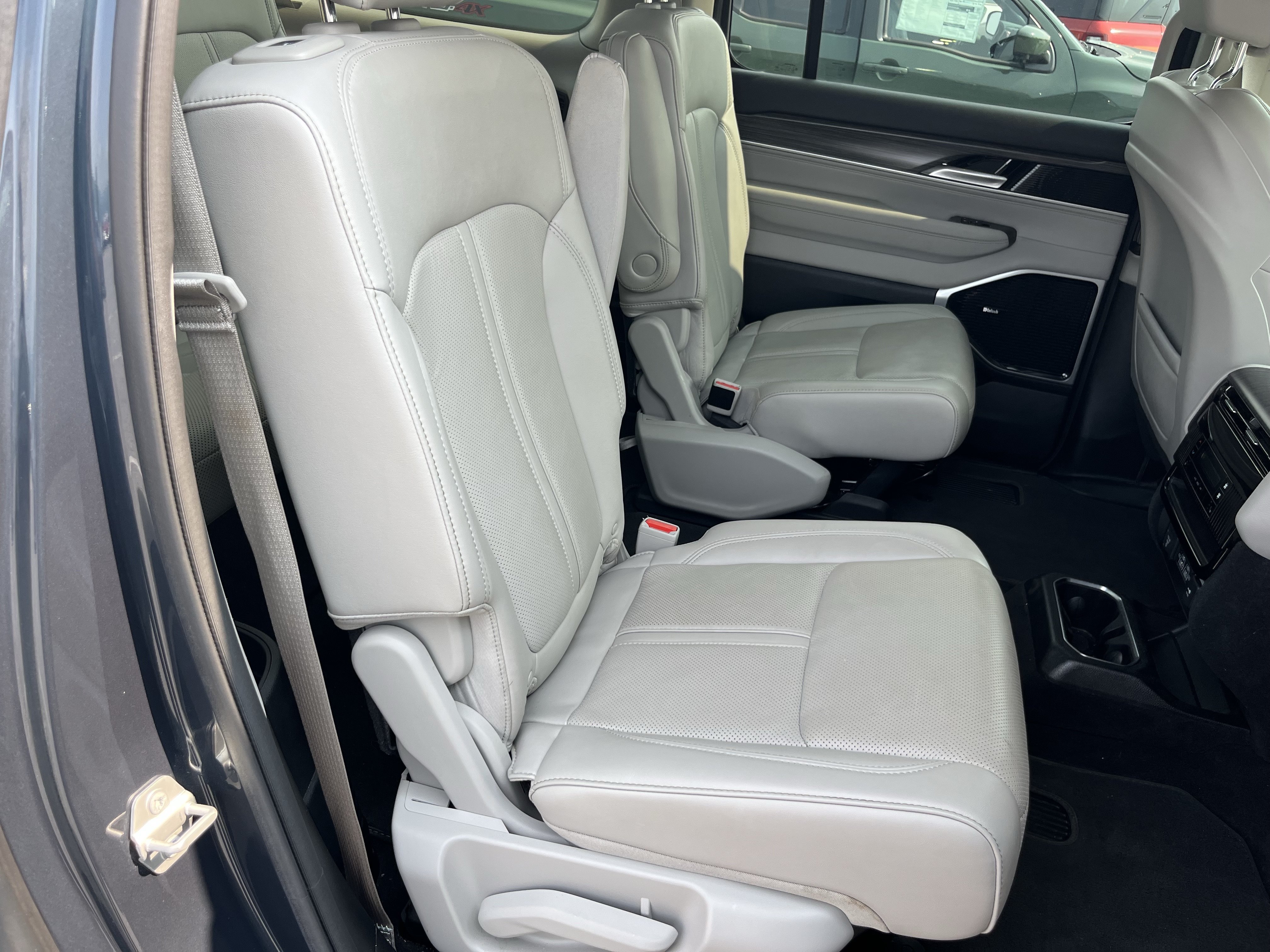 Used 2023 Jeep Wagoneer L Series III w/ Premium Group I AWD/4WD image 4